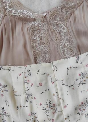 Белая разноцветная короткая юбка мини с цветочным принтом затяжками шнурками8 фото
