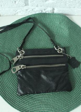 Компактна і стильна сумочка з натуральної шкіри.