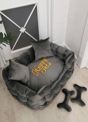 Лежак с бортами для собак и кошек 110х70 см серый велюр, подушка, игрушка-кость