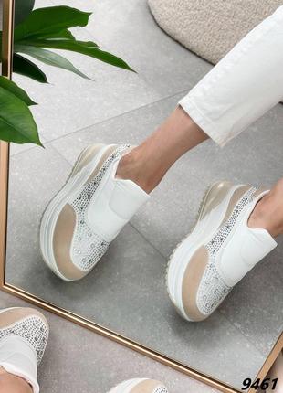 Распродажа белые стильные кроссовки с бежевыми вставками 41р.
