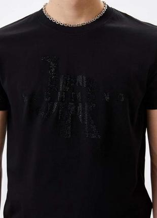 Мужская футболка johnmond черного цвета с аппликацией из страз.3 фото