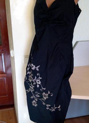 Черное легкое платье с шикарной вышивкой по подолу3 фото