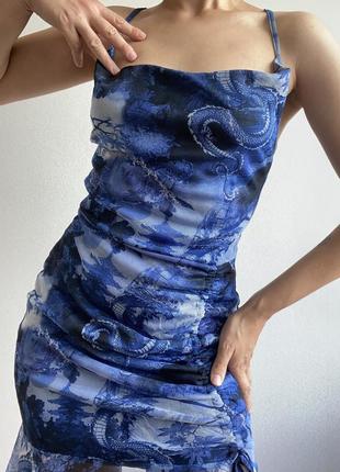Платье мини короткое на тонких бретельках асимметричное с затяжкой сбоку сетка синего цвета сарафан