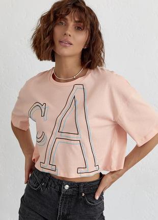 Укорочена жіноча футболка з вишитими літерами.3 фото
