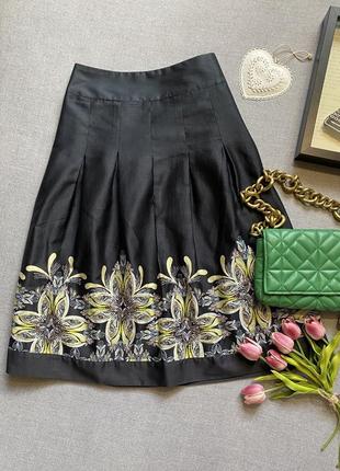 Изумительная юбка monsoon, расширенная, трапеция, натуральная, чёрная с цветами, цветочный принт, вышивка бисером и пайетками,3 фото