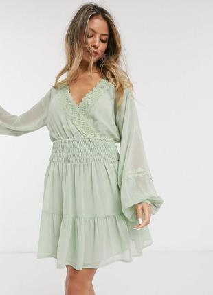 Шалфейно-зеленое короткое приталенное платье с кружевом и сборной  талией asos design
