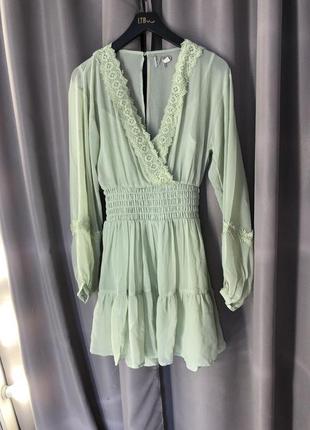 Шалфейно-зеленое короткое приталенное платье с кружевом и сборной  талией asos design5 фото