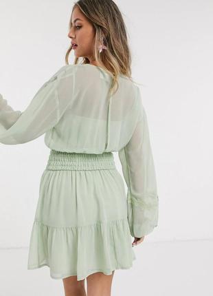 Шалфейно-зеленое короткое приталенное платье с кружевом и сборной  талией asos design3 фото