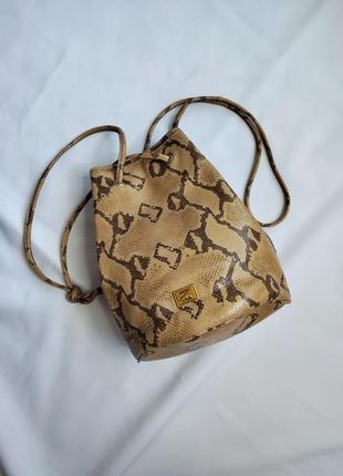 Женская сумка ведро moschino redwall bags1 фото