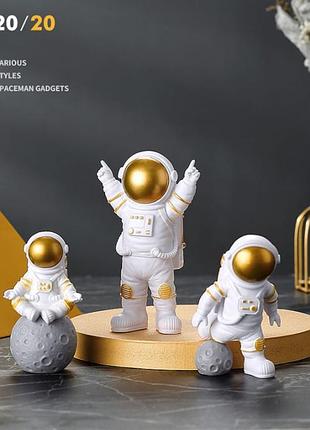 Набор фигурок космонавтов 2