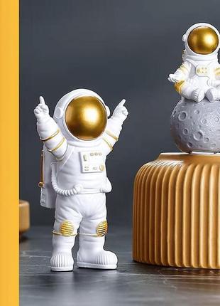 Набор фигурок космонавтов 3