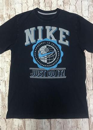 Вінтажна футболка nike з центральним логотипом