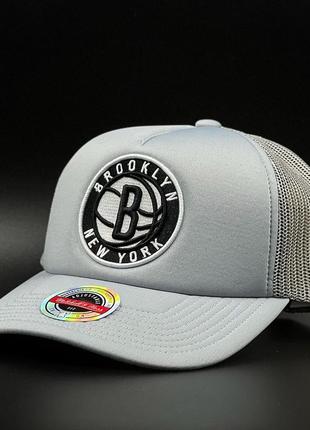 Оригінальна сіра кепка з сіткою mitchell & ness  trucker brooklyn nets1 фото