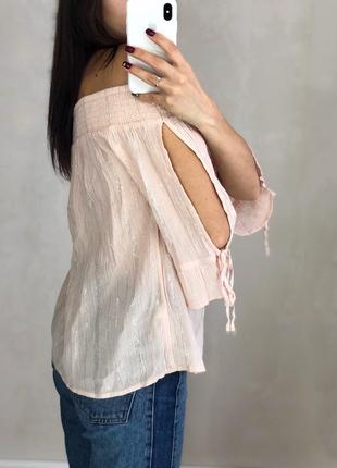 Нежно розовая блестящая блуза на плечи2 фото