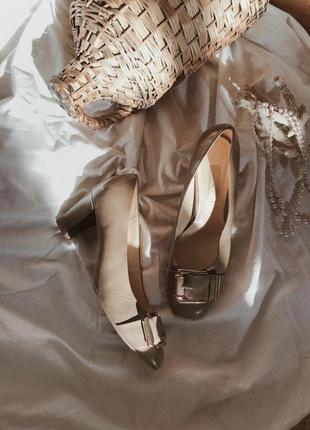 Лакированные бежевые кожаные туфли с пряшкой в виде gucci