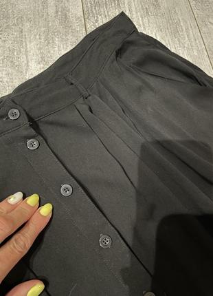 Натуральная вискозная черная юбка на пуговицах с защелками и карманами3 фото