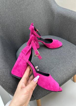 Замшеві босоніжки з бантиком кольору фуксія рожеві малинові на каблуку автоледі