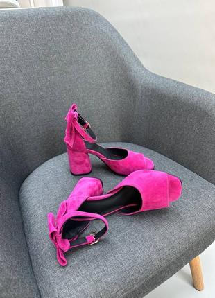 Замшеві босоніжки з бантиком кольору фуксія рожеві малинові на каблуку автоледі