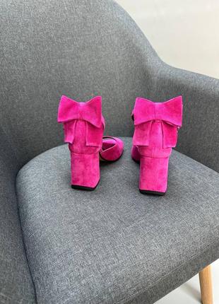 Замшеві босоніжки з бантиком кольору фуксія рожеві малинові на каблуку автоледі