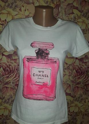 Белая хлопковая футболка с розовым флаконом chanel paris