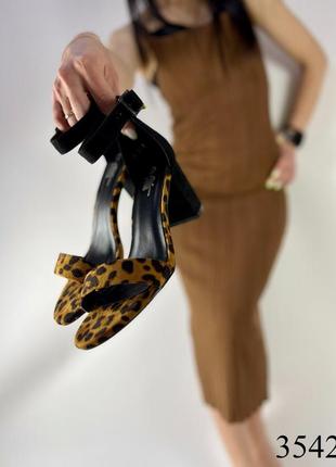 Босоніжки жіночі леопардові на підборах6 фото