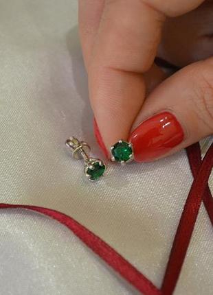 Пуссети з зеленими каменями