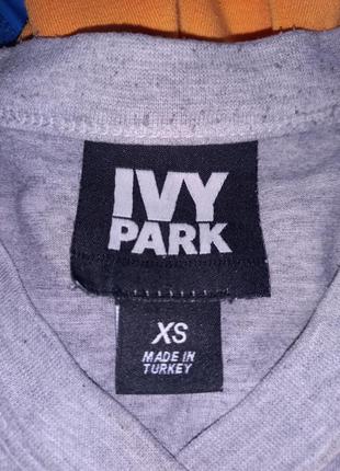 Серый укороченный топ с логотипом ivy park7 фото