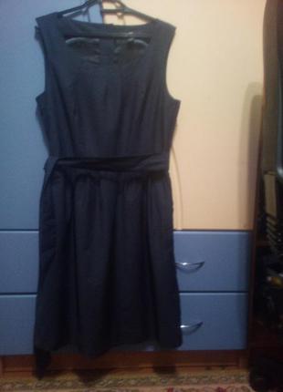 Гарне офісне плаття з кишенями і поясом багатого сірого кольору в маленьку клітинку