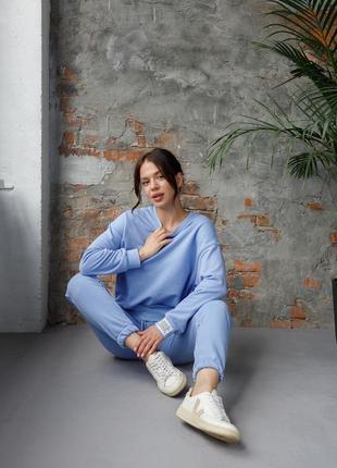 Голубий костюм тринитка