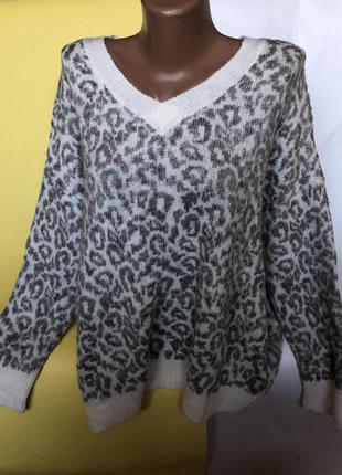 Крутой светлый свитер с звериным принтом