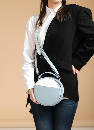 Женская круглая сумка sambag bale голубая с белым3 фото