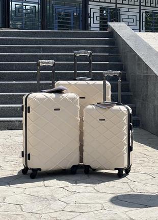 Качественный чемодан,польнее,противоударный пластик,ухие размеры,кодовый замок,wings1 фото