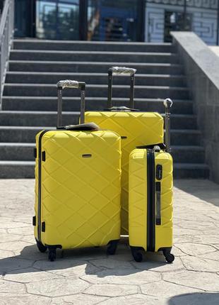 Качественный чемодан,польнее,противоударный пластик,ухие размеры,кодовый замок,wings2 фото