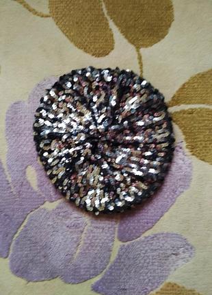 Супер яркая беретка для вашей модницьі,украшенная паетками.