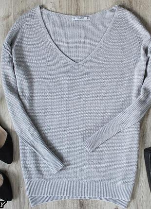 Серый свитер с вырезом pull&bear