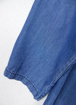 Легкая джинсовая удлиненная длинная рубашка туника натуральная на контрастных пуговицах6 фото