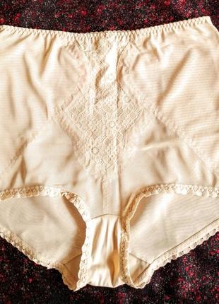 Утягуючі трусики, з посиленням на попі і боках.