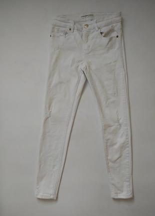 Белые джинсы stradivarius