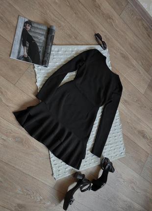 Базовое черное платье с воланами