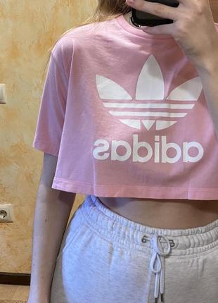 Укороченная розовая футболка adidas с большим логотипом4 фото