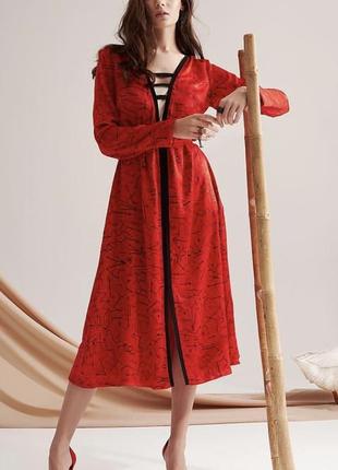 Атласна червона сукня.