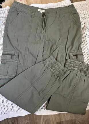 Карго брюки цвета хаки.