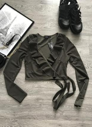Стильний кроп-топ з рюшами кольору хакі новий з бірками 🖤boohoo🖤