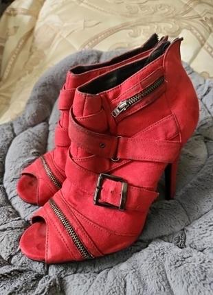 Босоніжкі -ботільйони 39-40р