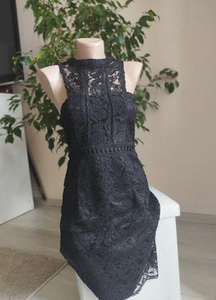 Классическое кружевное черное платье