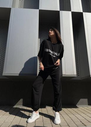 Спортивний костюм оверсайз футболка зі спущенним плечем вільна штани на манжетах джогери комплект чорний бежевий повсякденний стильний