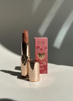 Нюдовая помада charlotte tilbury в оттенке nude romance