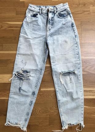 Актуальные рваные mom-джинсы bershka