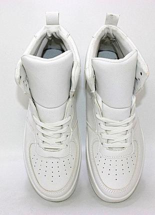Белые высокие осенние кроссовки на толстой подошве.7 фото