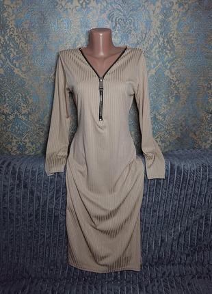 Женское платье в рубчик по фигуре с разрезом р.44/465 фото